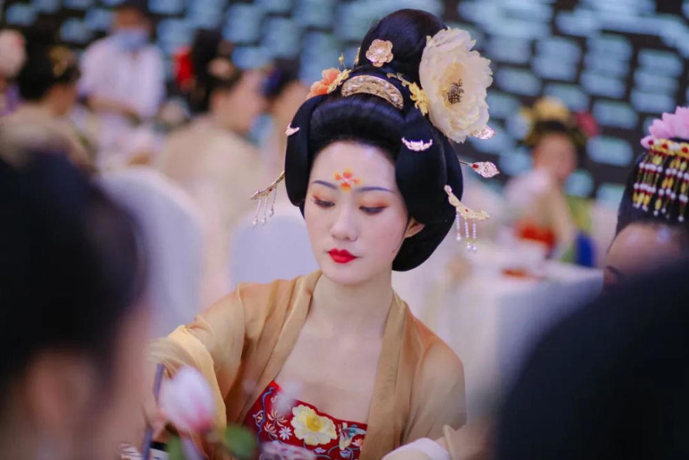 汉服|汉服KOL和资深爱好者聚成都 还原千余年前的潮生活