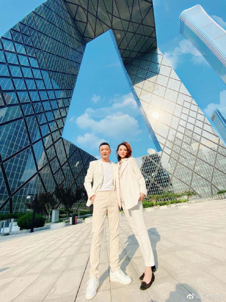 尼格买提晒央视主持人"大长腿"合照!颜值 才华,这才是我的爱豆!