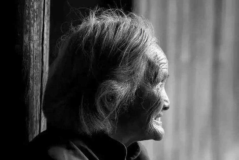 时光中慢慢老去的母亲