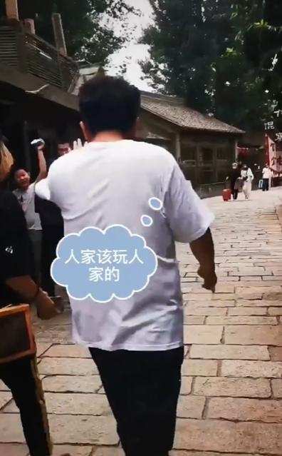 于谦|51岁相声演员于谦德艺双馨，挥手阻止保安赶人，网友：大爷太好了