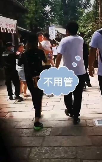 于谦|51岁相声演员于谦德艺双馨，挥手阻止保安赶人，网友：大爷太好了