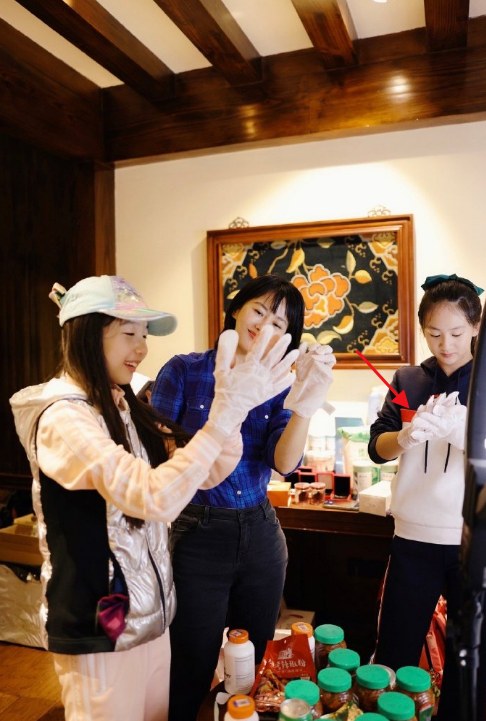 田亮女儿森碟为成职业网球手太拼,和同伴画画手又干又糙,超抢镜