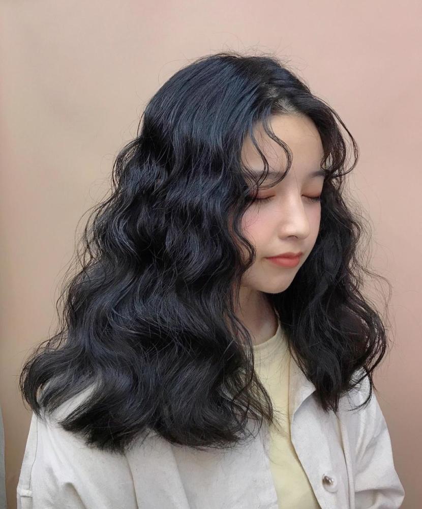 脸瘦不下来就用藏的吧嬉皮卷羊毛卷精灵短发藏肉发型秒变瓜子脸