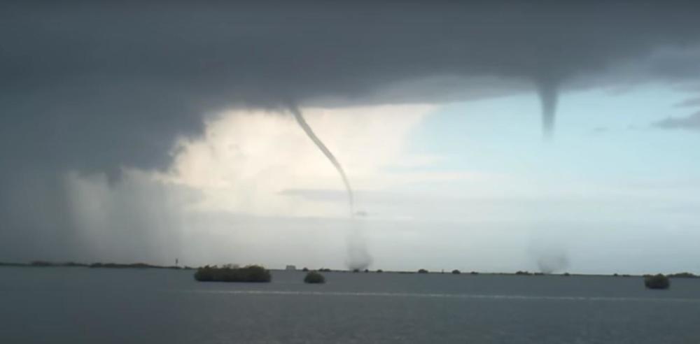 龙卷风|“龙吸水”把水吸到哪里去了？如果在海洋上，它是淡水还是咸水？