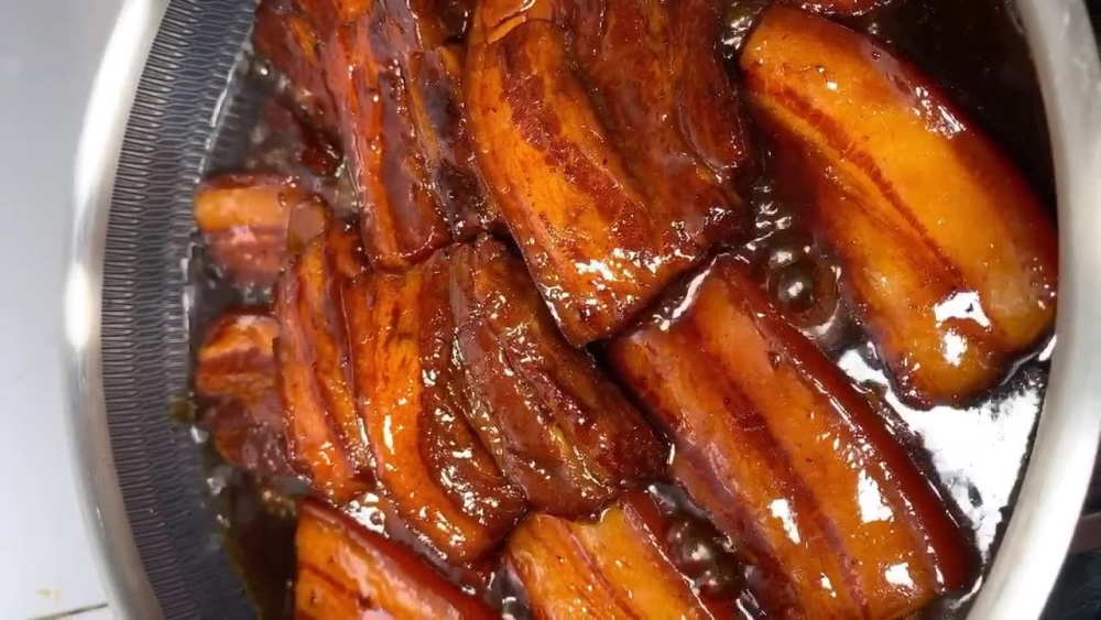 家常红烧大块肉,咸香入味油而不腻,既解馋又"销魂"