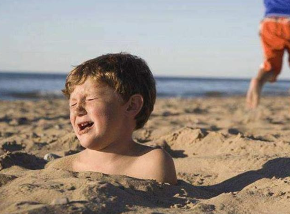 去海滩玩的时候,千万不要把身体埋进沙子里,看完后背发凉!