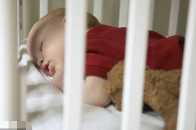 英国_社会|英国妈妈留4个月大婴儿独自抱空奶瓶睡觉，一觉醒来孩子离奇死亡