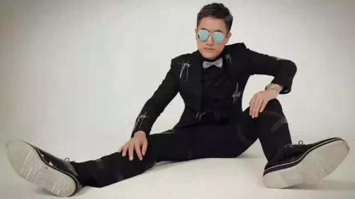 上张康似乎也没有太想在德云社发展,虽然曾经也曾称呼郭德纲为师傅