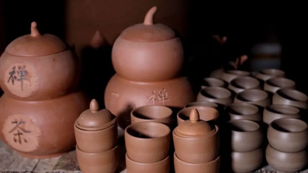 以特有的工艺及独特的审美品格,使古老的"南宁红陶"焕发出艺术的活力