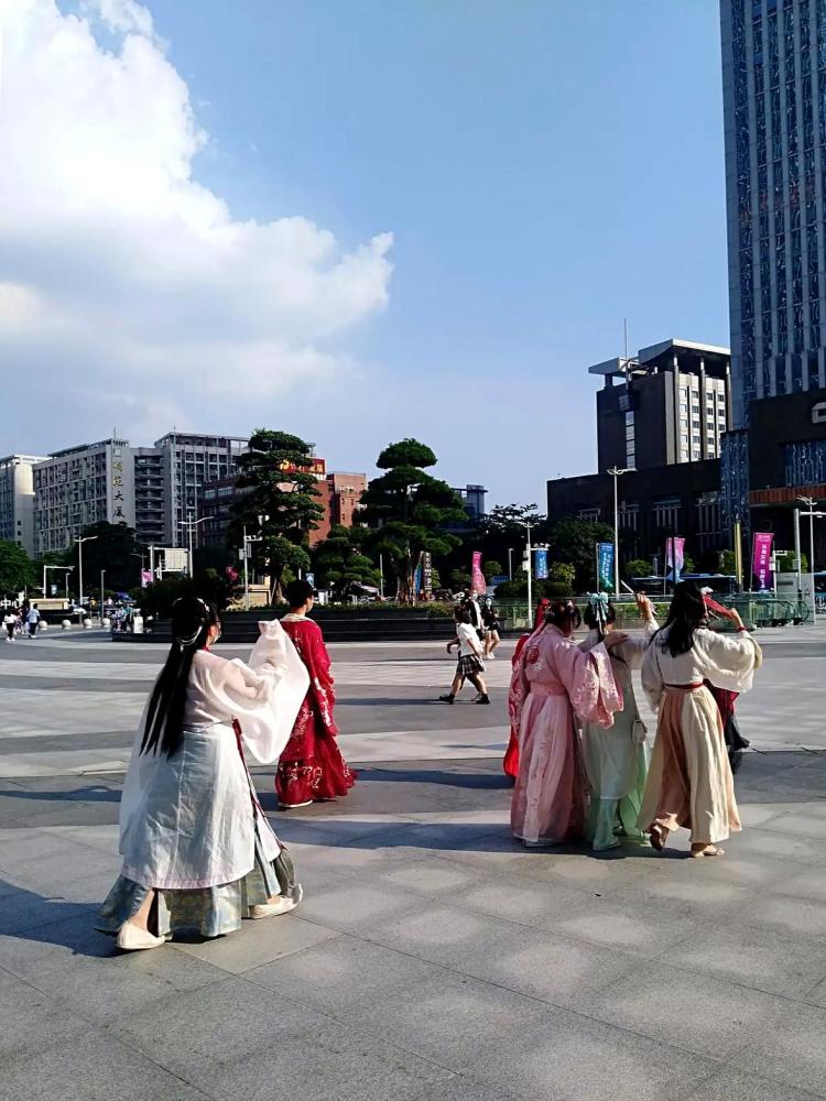 汉服|“儿子快来看漂亮的汉服小姐姐”！10岁的他一句话，却把我噎住了