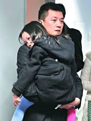李嫣|李嫣高调现身火锅店，穿超短裤大秀美腿，完全不像14岁