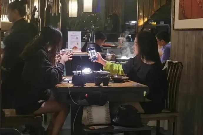 李嫣|李嫣高调现身火锅店，穿超短裤大秀美腿，完全不像14岁
