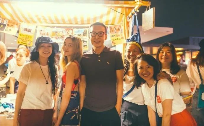 李嫣|李嫣高调现身火锅店，穿超短裤大秀美腿，完全不像14岁