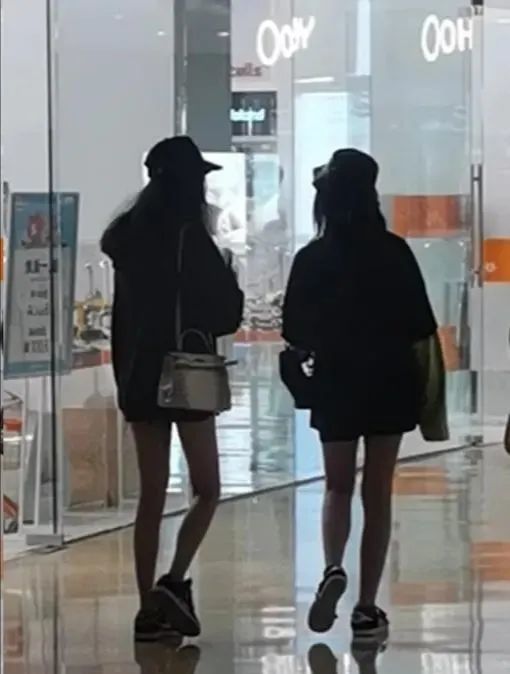 李嫣|李嫣高调现身火锅店，穿超短裤大秀美腿，完全不像14岁