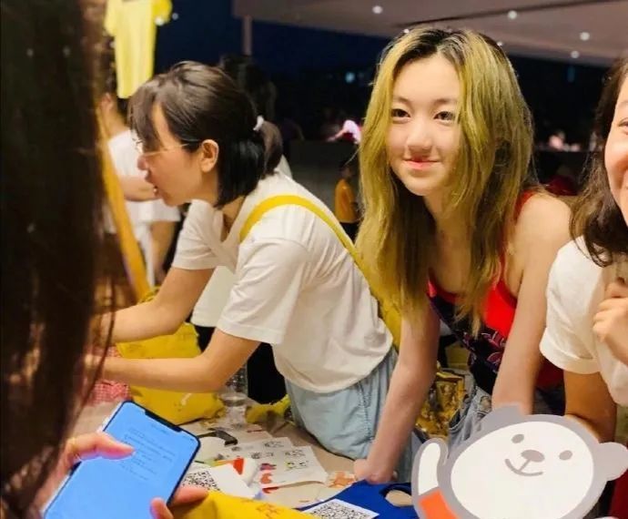 李嫣|李嫣高调现身火锅店，穿超短裤大秀美腿，完全不像14岁