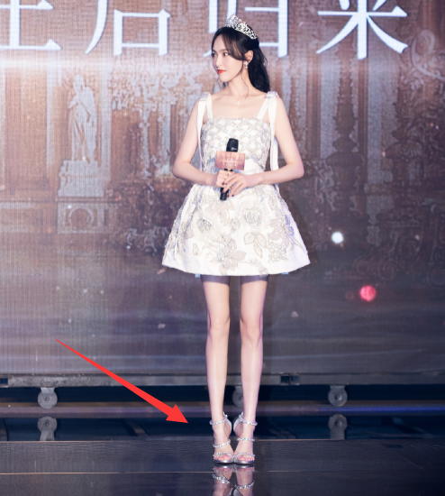 有一种意外叫唐嫣穿恨天高当她双腿站直时就连后脚跟都在用力