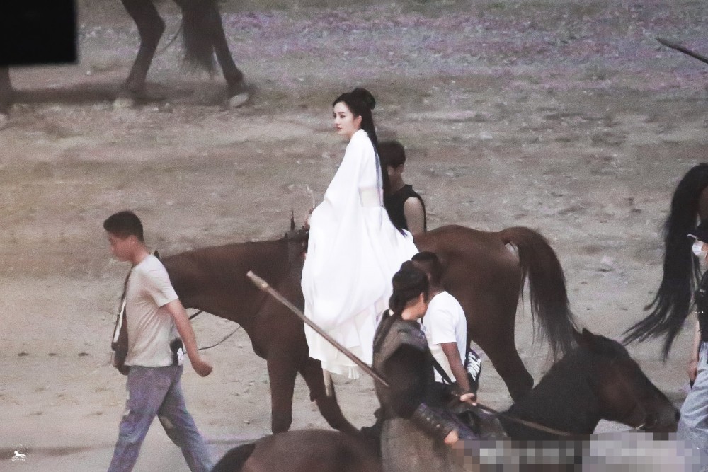 杨幂|杨幂新剧路透：一袭白衣马上挥剑美若天仙，网友：不愧是古装美人