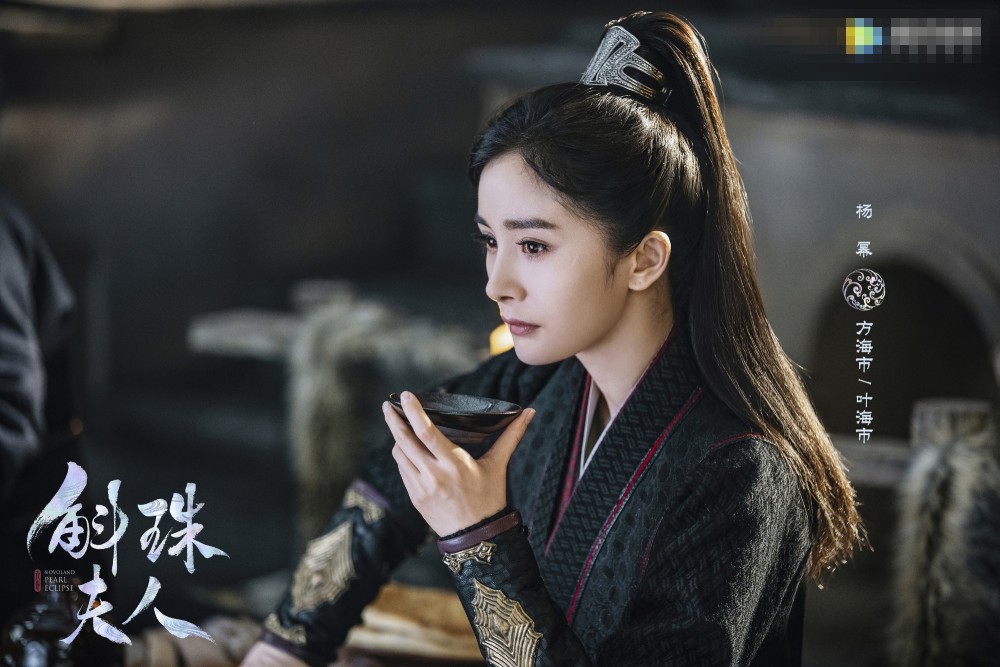 杨幂|杨幂新剧路透：一袭白衣马上挥剑美若天仙，网友：不愧是古装美人
