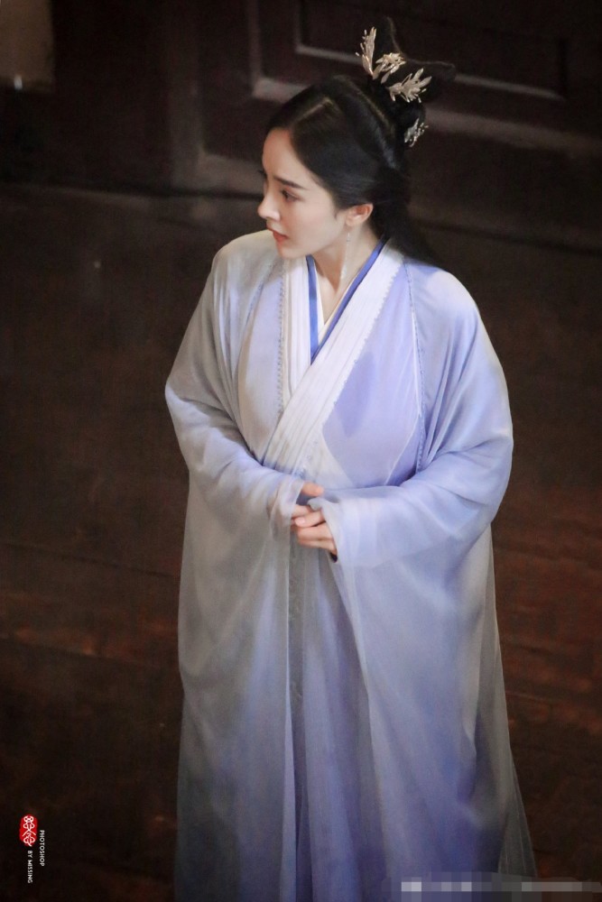 杨幂|杨幂新剧路透：一袭白衣马上挥剑美若天仙，网友：不愧是古装美人