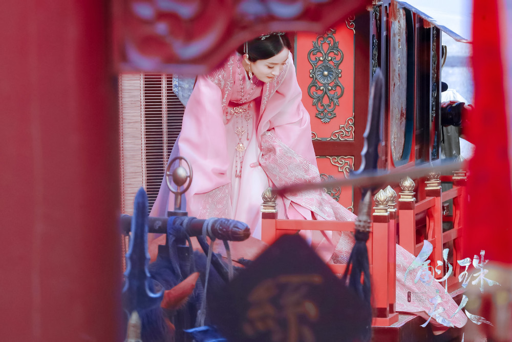 杨幂|杨幂新剧路透：一袭白衣马上挥剑美若天仙，网友：不愧是古装美人