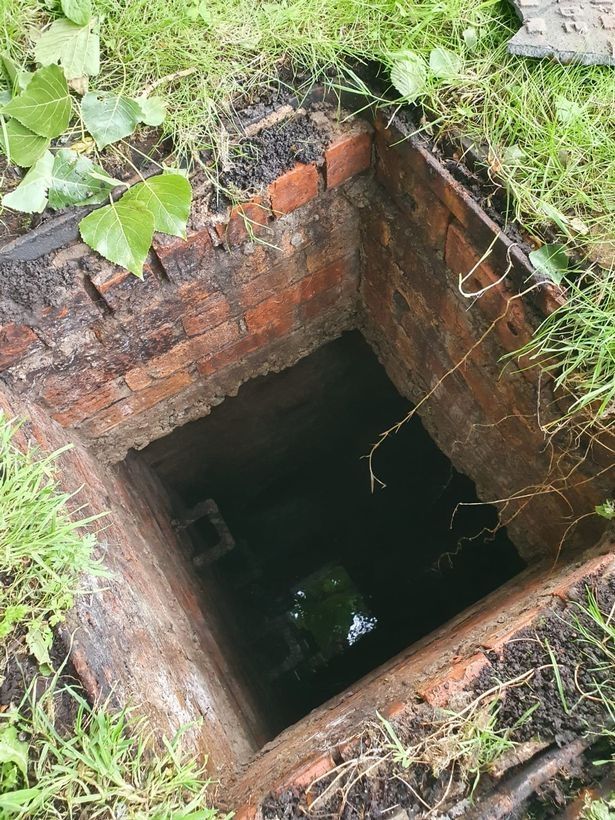 罗布|英国5岁女孩突然掉进下水井，在脏水中满脸污物向爸爸求救