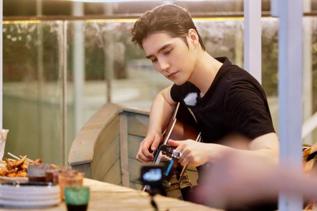 阿云嘎完美的夏天首播金句频出爆笑乘风起航