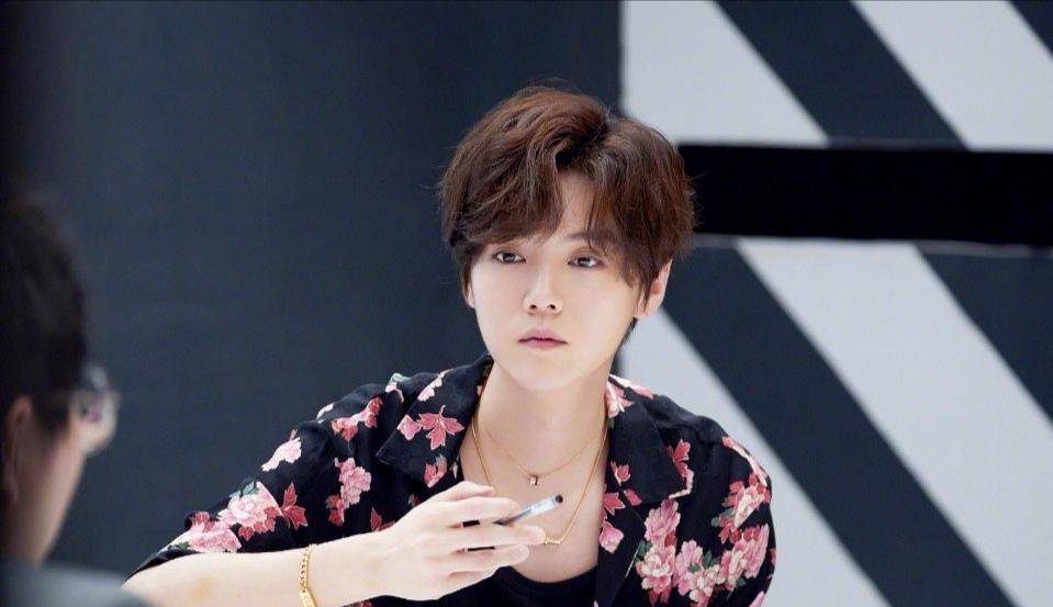 王一博|盘点9位花衬衣男神：王一博又酷又时髦，吴亦凡穿出了满满的贵气