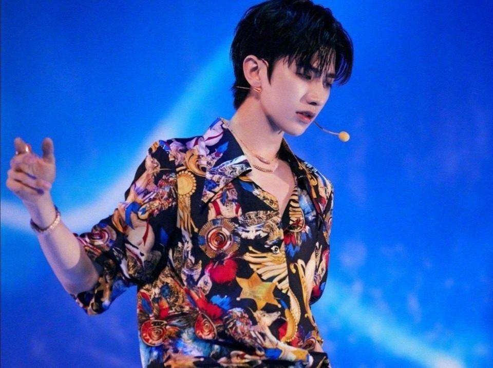 王一博|盘点9位花衬衣男神：王一博又酷又时髦，吴亦凡穿出了满满的贵气