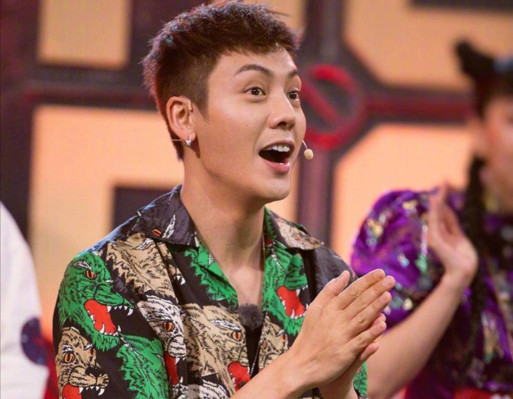 王一博|盘点9位花衬衣男神：王一博又酷又时髦，吴亦凡穿出了满满的贵气
