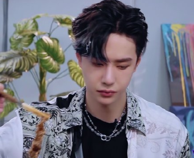 王一博|盘点9位花衬衣男神：王一博又酷又时髦，吴亦凡穿出了满满的贵气