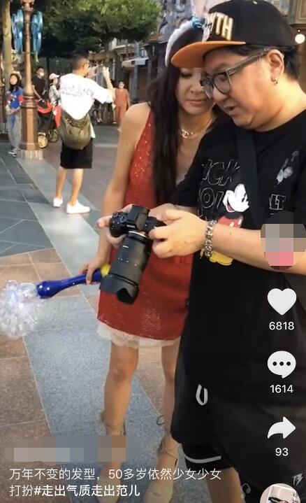 温碧霞|54岁温碧霞身材吸睛，为养子庆生像姐弟，画面感超温馨