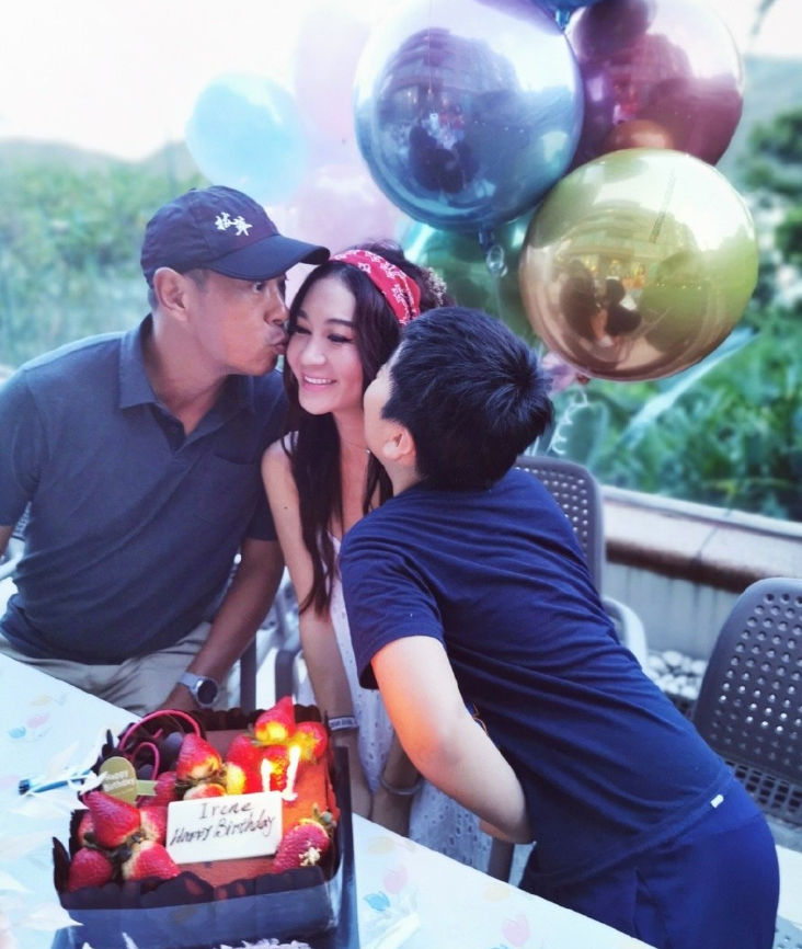 温碧霞|54岁温碧霞身材吸睛，为养子庆生像姐弟，画面感超温馨