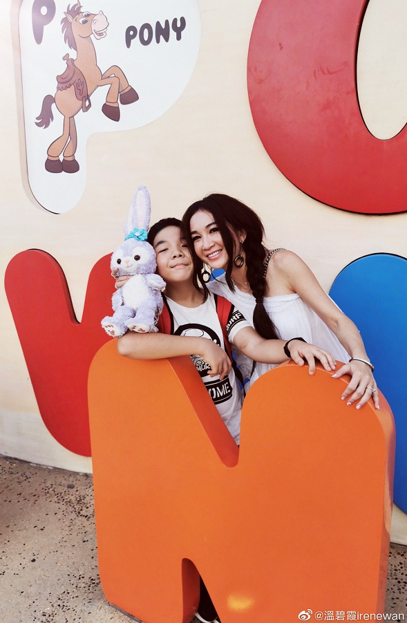 温碧霞|54岁温碧霞身材吸睛，为养子庆生像姐弟，画面感超温馨