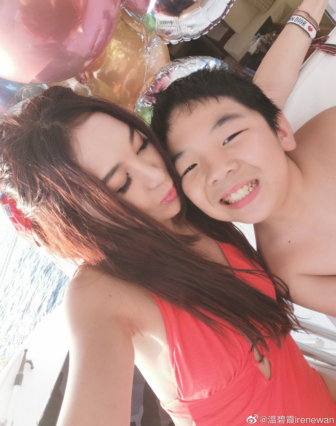 温碧霞|54岁温碧霞身材吸睛，为养子庆生像姐弟，画面感超温馨