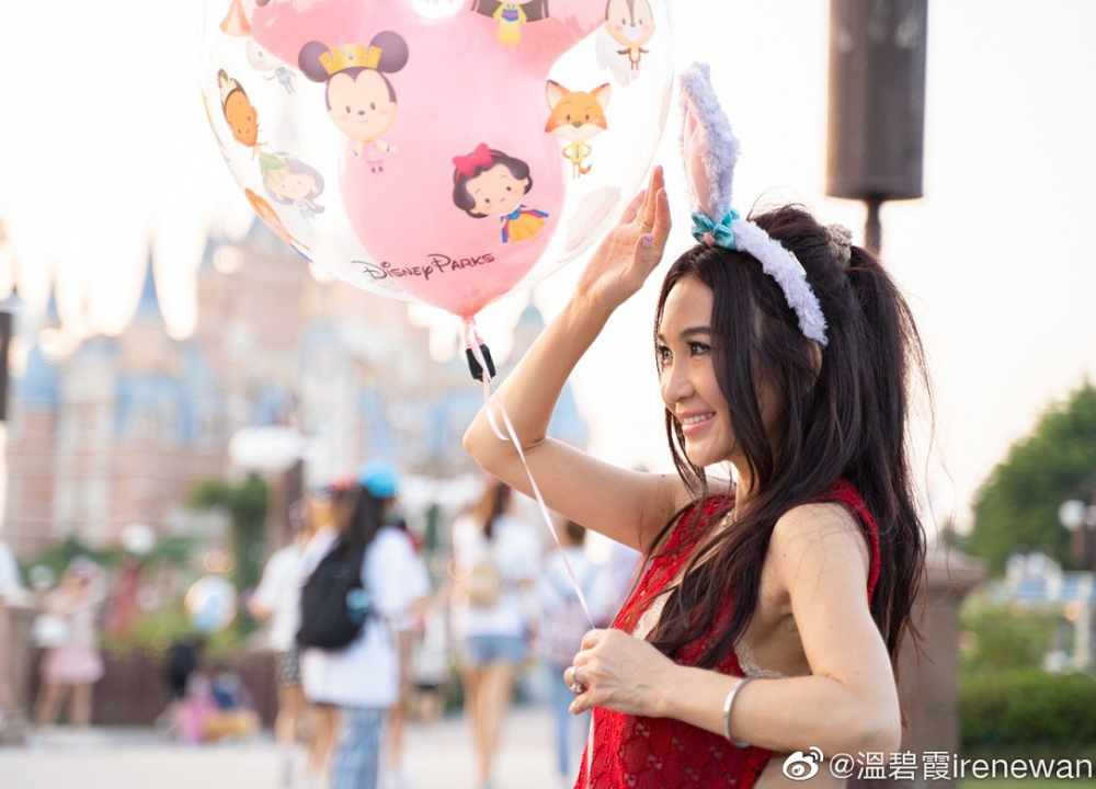 温碧霞|54岁温碧霞身材吸睛，为养子庆生像姐弟，画面感超温馨