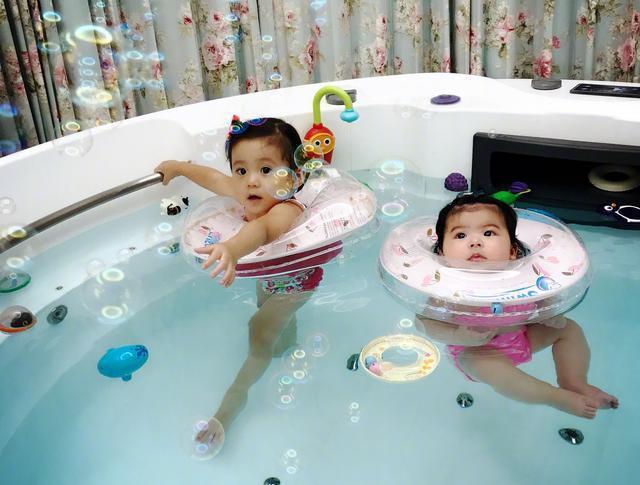咘咘|贾静雯修杰楷晒女儿户外骑车、打篮球，咘咘波妞越来越像双胞胎