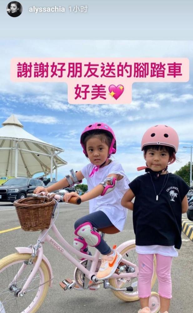 咘咘|贾静雯修杰楷晒女儿户外骑车、打篮球，咘咘波妞越来越像双胞胎