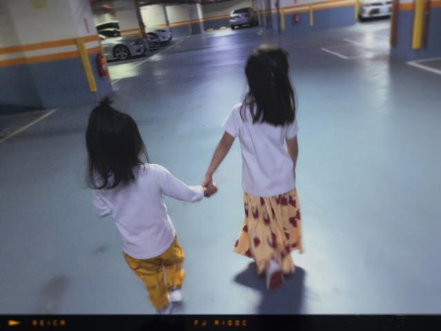 咘咘|贾静雯修杰楷晒女儿户外骑车、打篮球，咘咘波妞越来越像双胞胎