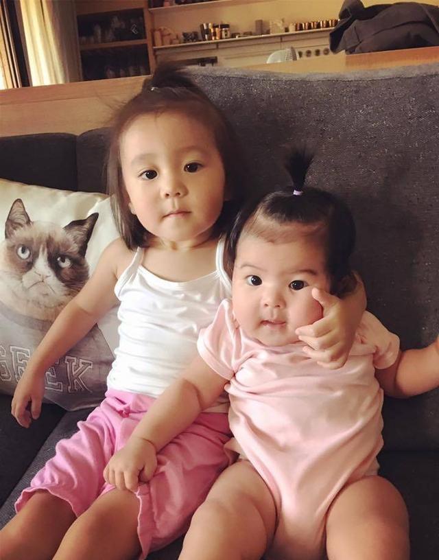 咘咘|贾静雯修杰楷晒女儿户外骑车、打篮球，咘咘波妞越来越像双胞胎