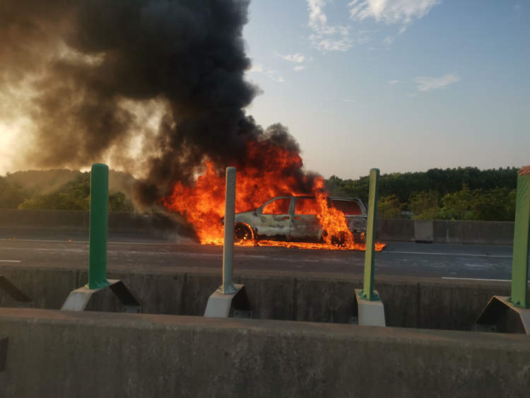 商务车高速上猛烈燃烧,油箱下出现流淌火,化工消防成功化解险情