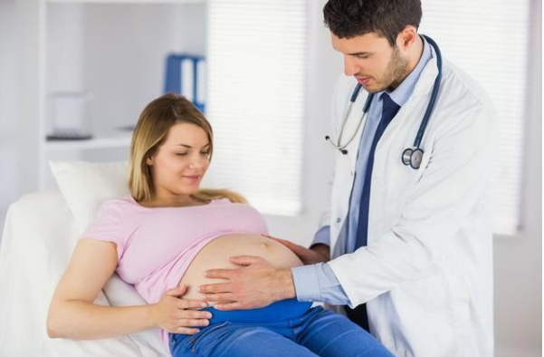 为何胎宝一到晚上就闹腾得厉害呢？除了胎儿运动异常外，还有几个原因。