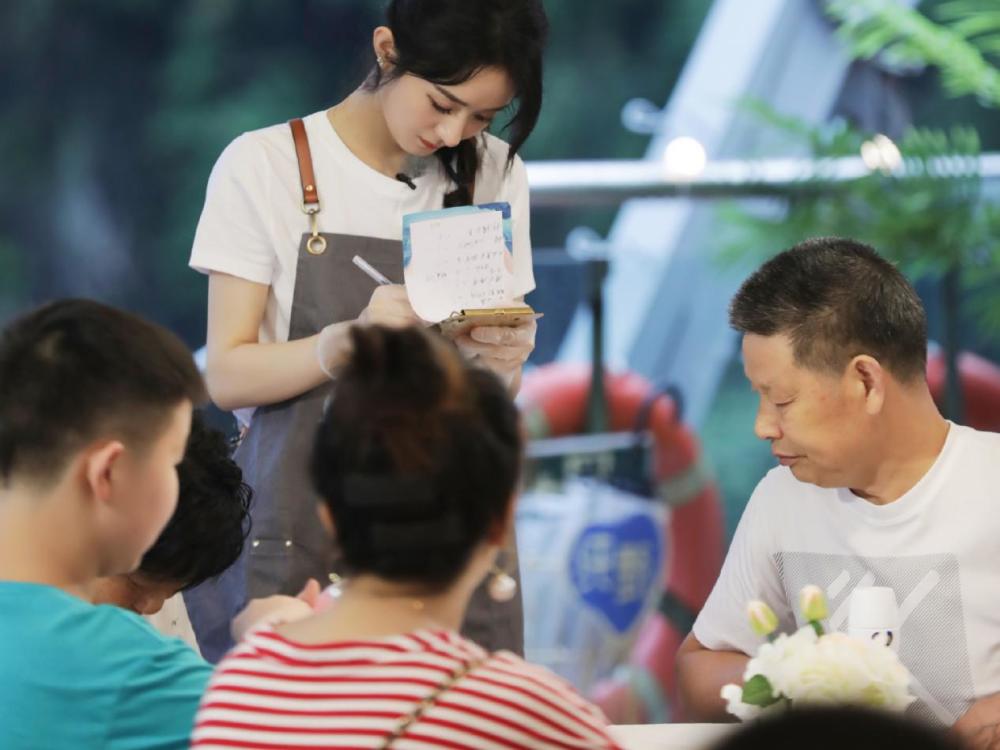 赵丽颖|赵丽颖王一博快本营业，姐弟宣传新剧霸气打歌，网友：梦回薛杉杉