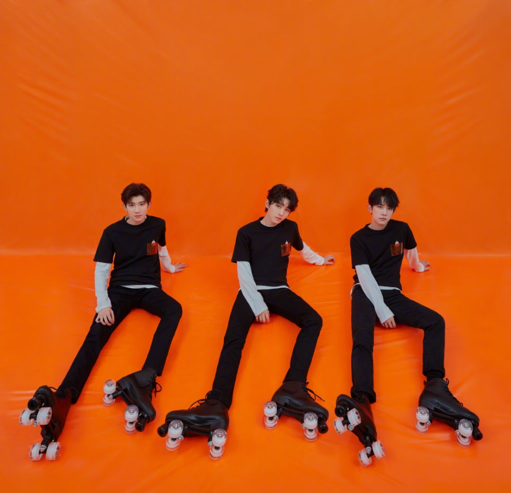 原来tfboys在小黑屋直播都穿了橙色,小凯唱歌王源帮忙打气,团魂炸裂