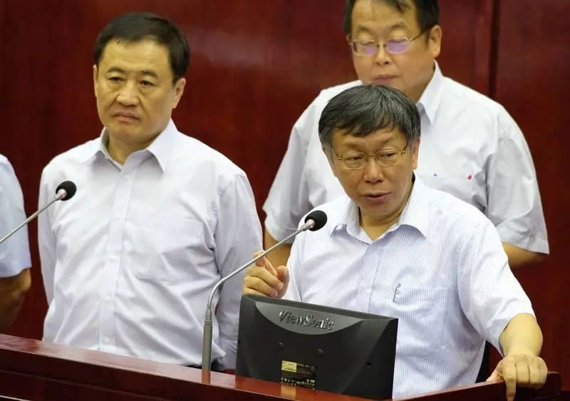陈景俊(左)和柯文哲柯文哲的长处是非常聪明,能把不懂的东西迅速搞懂