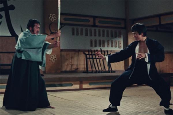 李小龙弹跳能力一般那他在电影中著名的凌空飞踢是如何实现的