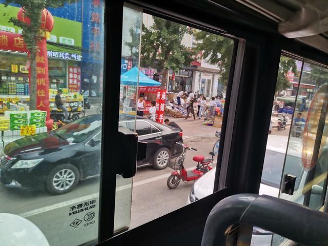 唐山穿越闹市的公交车,窗外风景独特!