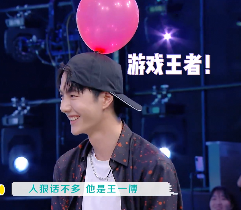 王一博拿伞模仿斯巴达勇士 看到他的表演 全场人哄笑 腾讯新闻