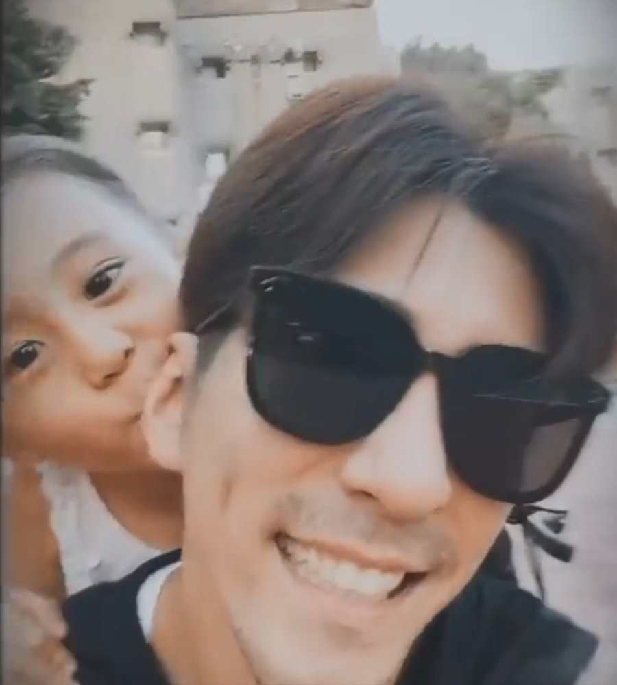 咘咘|贾静雯夫妇带女儿户外活动，波妞与咘咘比赛骑车，不甘落后超飒