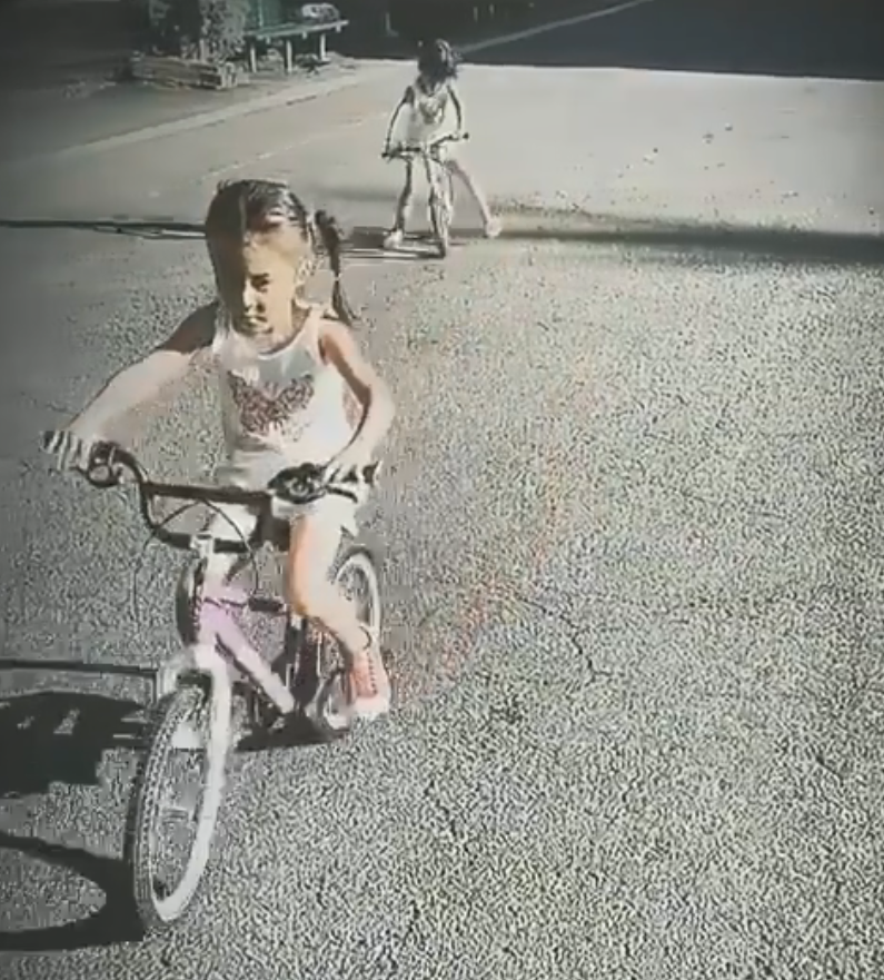 咘咘|贾静雯夫妇带女儿户外活动，波妞与咘咘比赛骑车，不甘落后超飒