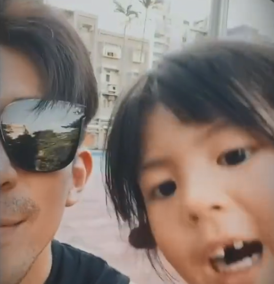 咘咘|贾静雯夫妇带女儿户外活动，波妞与咘咘比赛骑车，不甘落后超飒